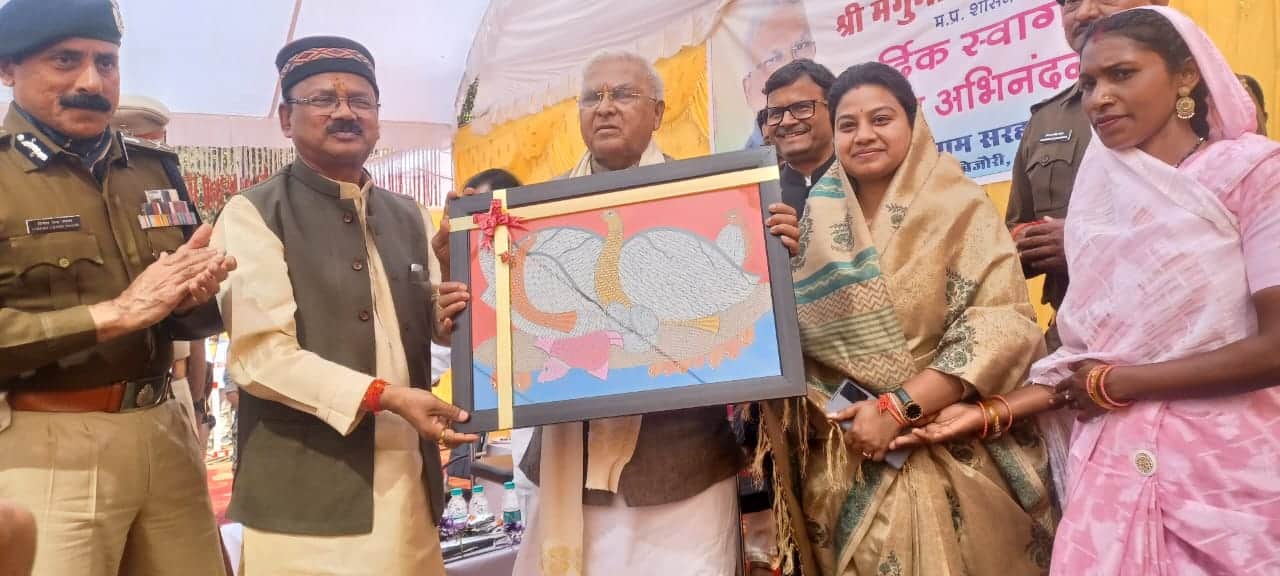 MP News: Governor established Chaupal in Baiga village Sarhakona, interacted with villagers