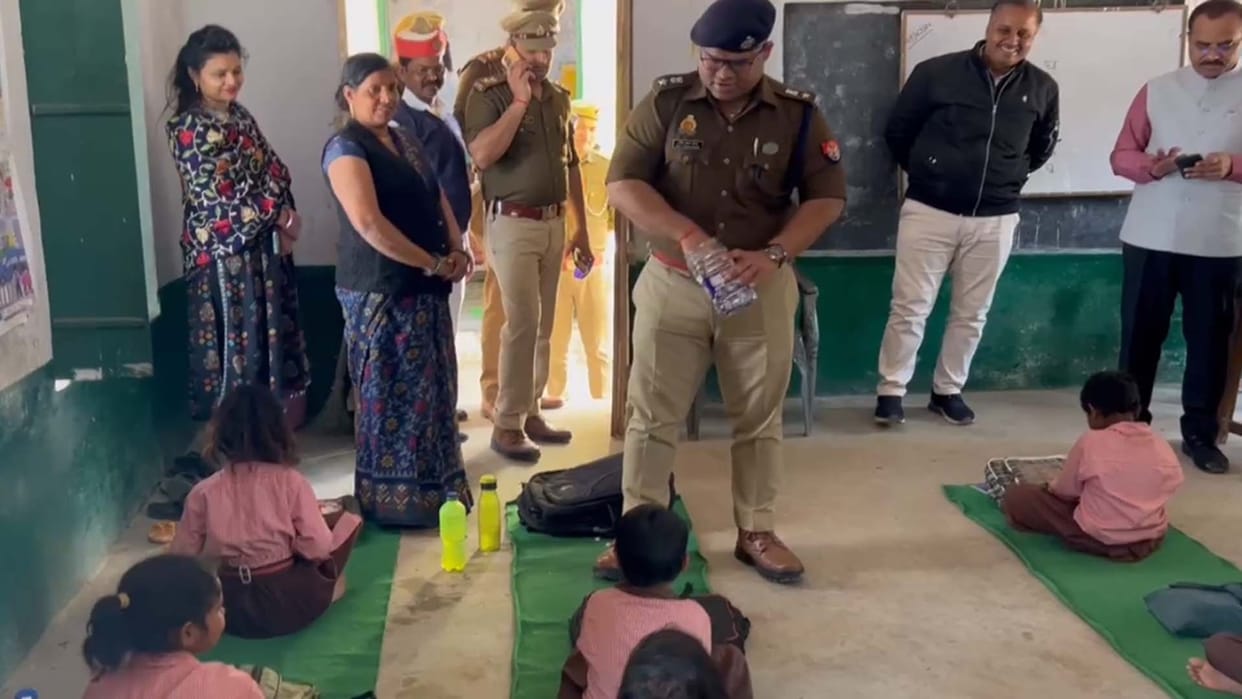 Kannauj: DM-SP arrived to inspect the council school, distributed toffee among the children