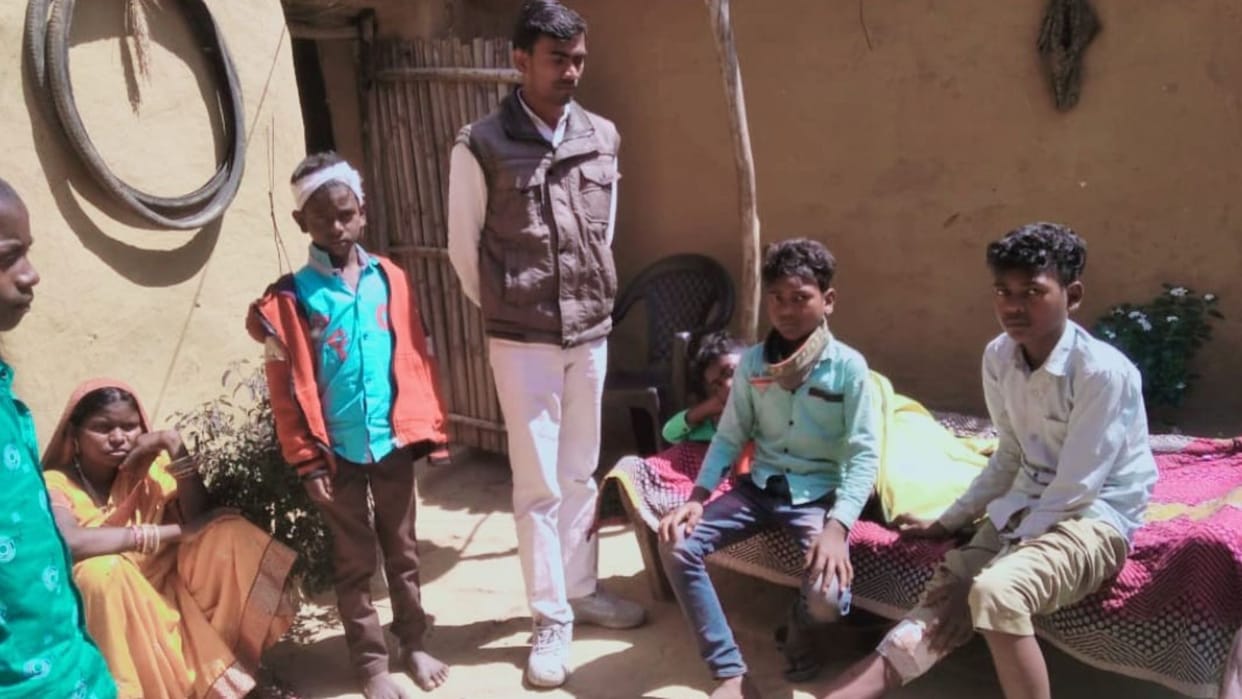 vehicle overturned in river eleven injured 2 serious in chandauli