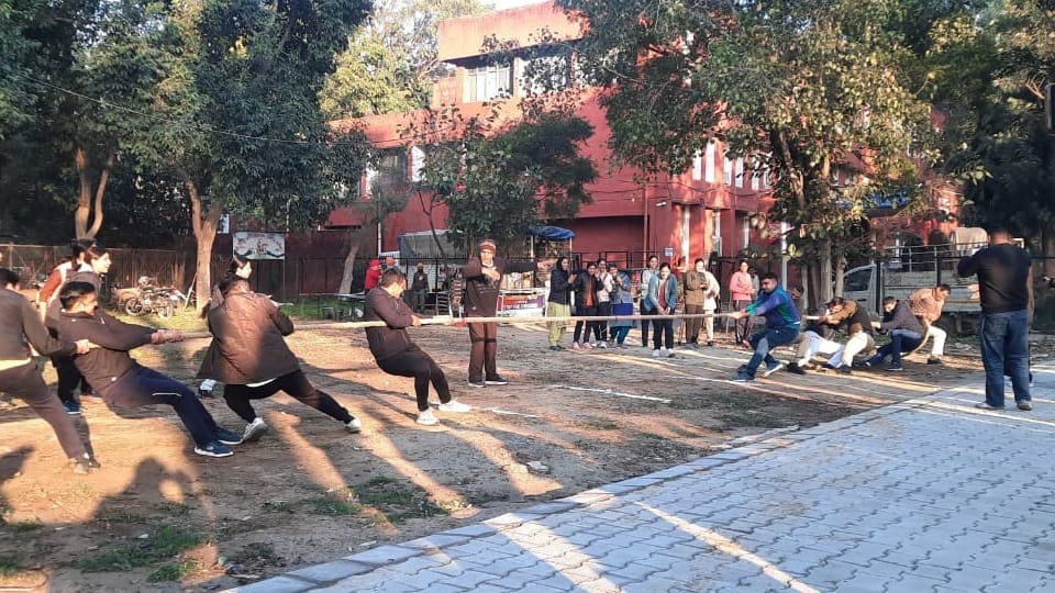 Tug of war competition organized between police officers and employees at Manimajra police station