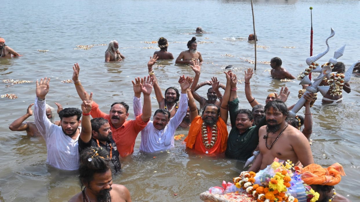 CG News: Rajim Kumbh ends with royal bath: Saints from across the country take a dip of faith in Triveni Sanga