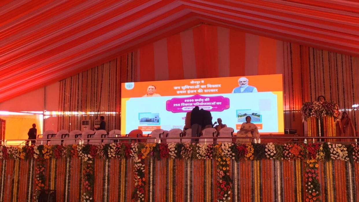 Earlier raising slogan of Jai Shri Ram sticks were showered in flowers are showered