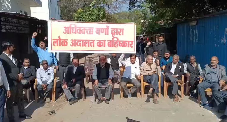 Advocates boycott Lok Adalat in Hamirpur, police force also deployed due to strike, atmosphere of chaos