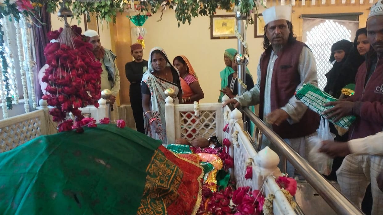 MP News: Peerbaba Dargah becomes an example of communal unity, hundreds of Hindus and Muslims arrive with vows
