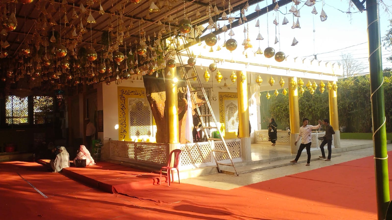 MP News: Peerbaba Dargah becomes an example of communal unity, hundreds of Hindus and Muslims arrive with vows