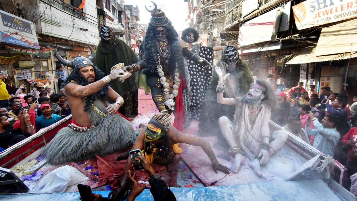 ai Shiv soldiers came out with weapons and bands, Shiv Tandav dance became the center of attraction