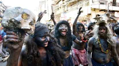 ai Shiv soldiers came out with weapons and bands, Shiv Tandav dance became the center of attraction