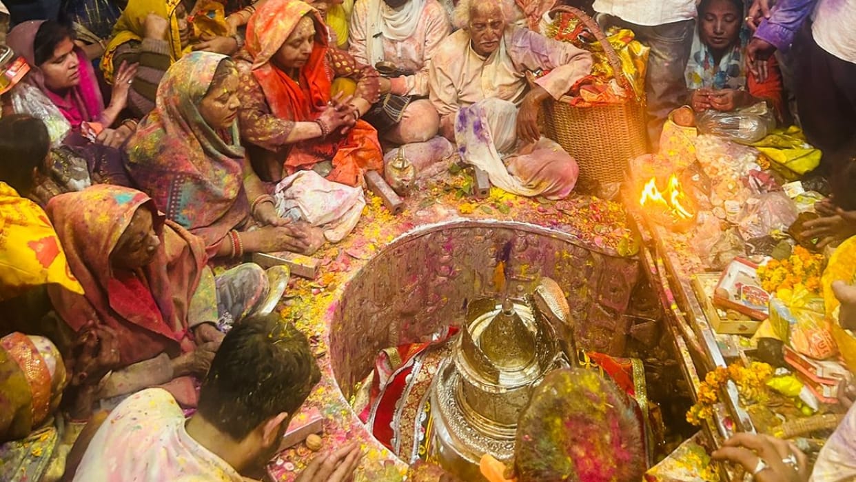 devotees played Holi with Abir-Gulaal in Gola Gokarannath Temple on Mahashivratri