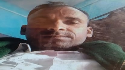 Aligarh News: वाहन ने बाइक में मारी टक्कर, युवक की मौत, सड़क किनारे पड़ा मिला शव Vehicle collides with bike, youth dies