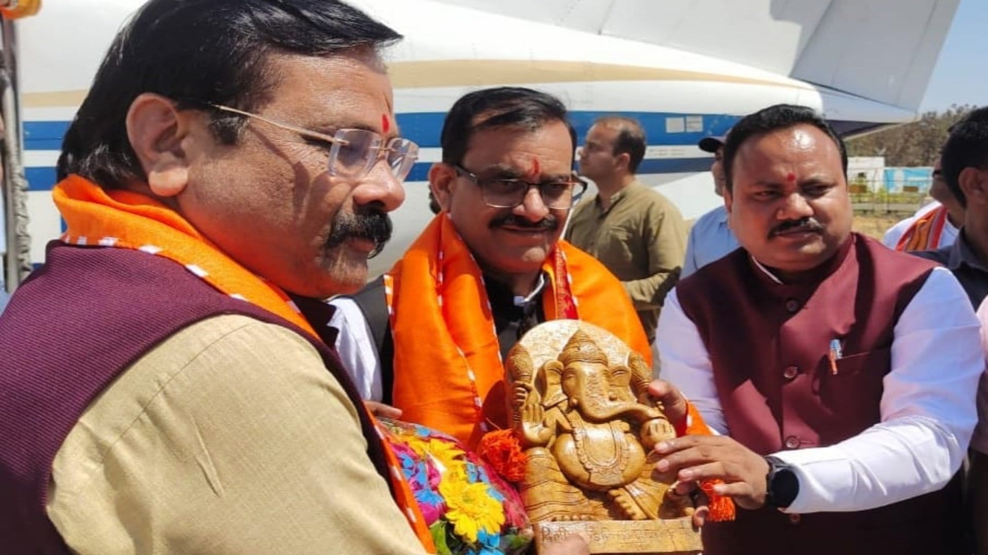 पार्टी कार्यकर्ताओं के साथ भाजपा प्रदेश अध्यक्ष वीडी शर्मा