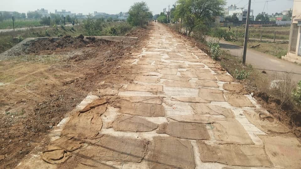 Construction of 600 meter CC road ignoring rules in Balodabazar Bhatapara
