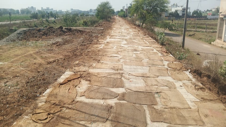 Construction of 600 meter CC road ignoring rules in Balodabazar Bhatapara