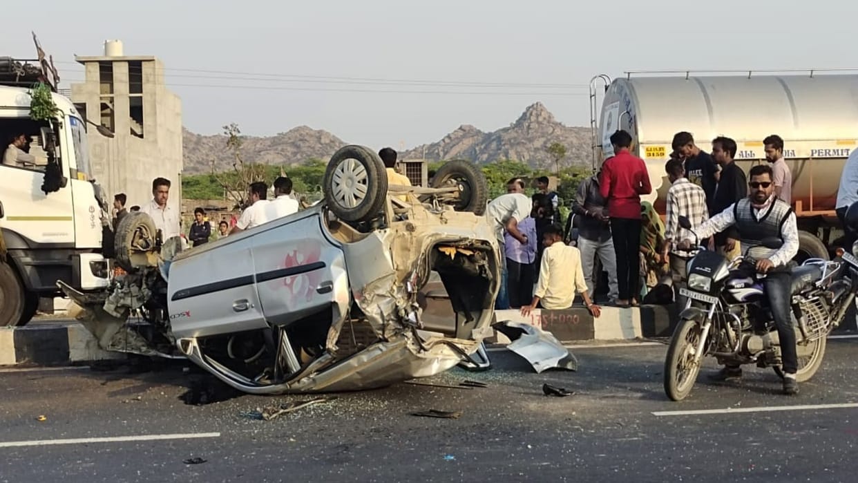 Pali News: Due to tire burst on highway, car collided with divider and truck; 4 people of same family died