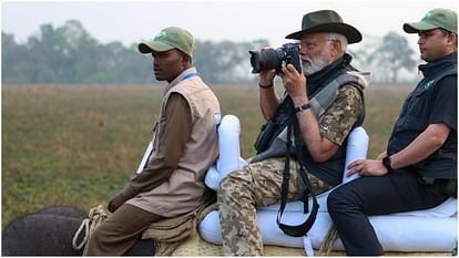 PHOTOS: पीएम मोदी ने काजीरंगा में लिया जंगल सफारी का आनंद, हाथी पर बैठकर फोटोग्राफी करते आए नजर, देखें PM Narendra Modi Kaziranga National Park Jungle Safari in Assam Viral Photos news and updates