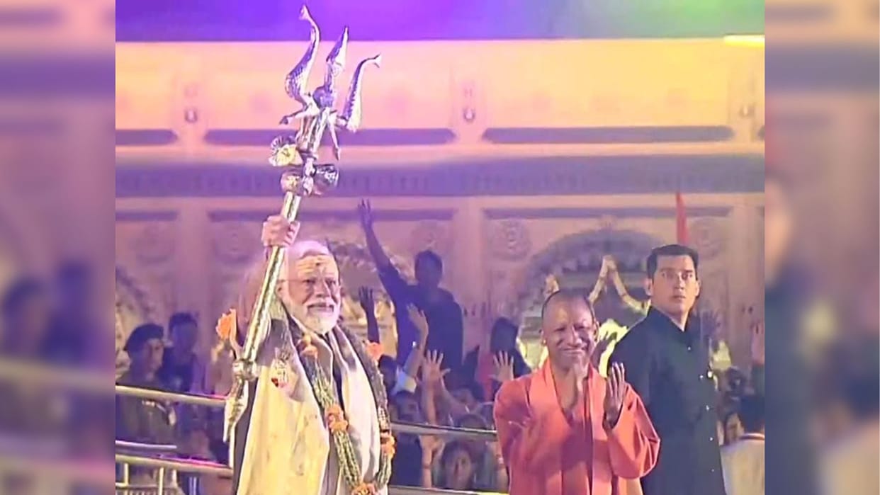 PM Modi visited Baba Vishwanath dham in varanasi sought blessings for victory