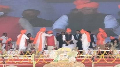 CG News: 'किसान महाकुंभ' में राजनाथ सिंह बोले- मंदिर बना दिया तारीख भी बता दिया, कांग्रेस पर साधा निशाना CG News Rajnath Singh reached Science College ground in Raipur