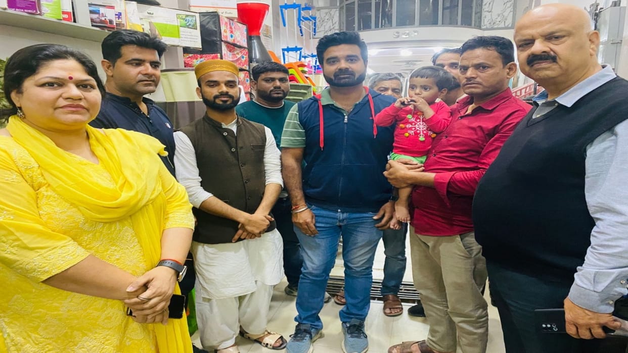 Girl lost in Shiv procession, missing girl reunited with family through WhatsApp group