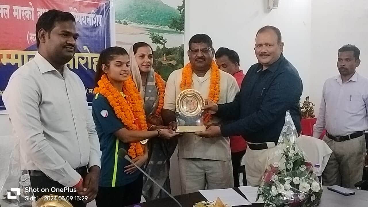 सीधी में वुशु स्टार को एसपी ने सम्मानित किया।