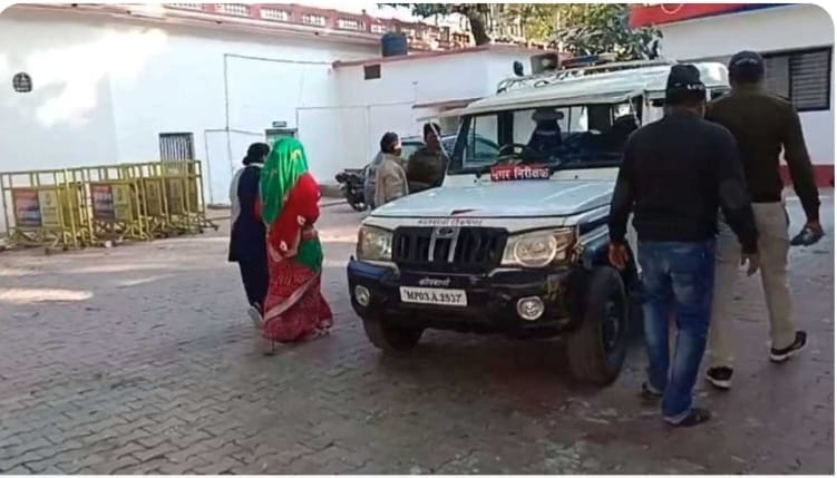 टीकमगढ़ में हत्यारी मां को ले जाती पुलिस।
