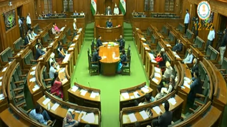 Delhi News Ruckus by BJP in Delhi Assembly, BJP MLAs thrown out from House