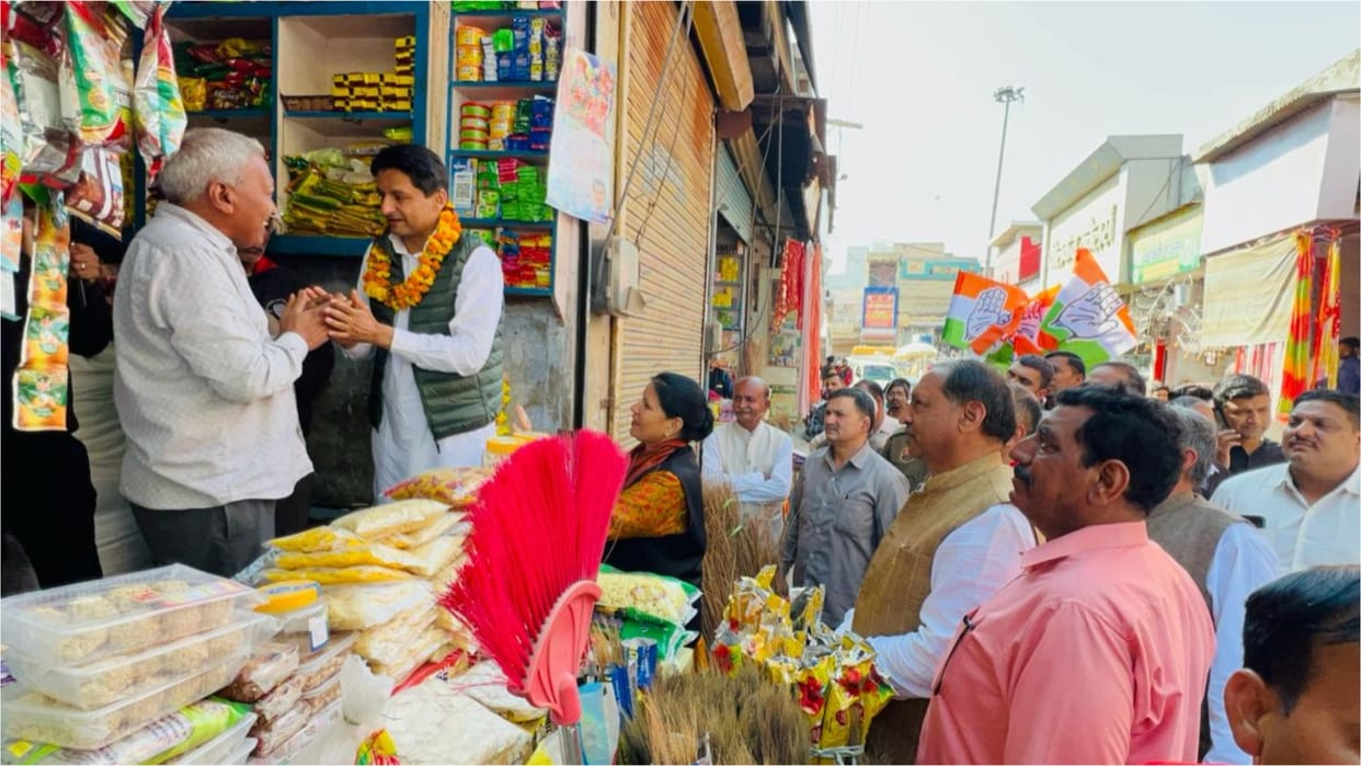 Deependra Hooda did public relations in Jhajjar under the 'Ghar Ghar Congress Har Ghar Congress' campaign.