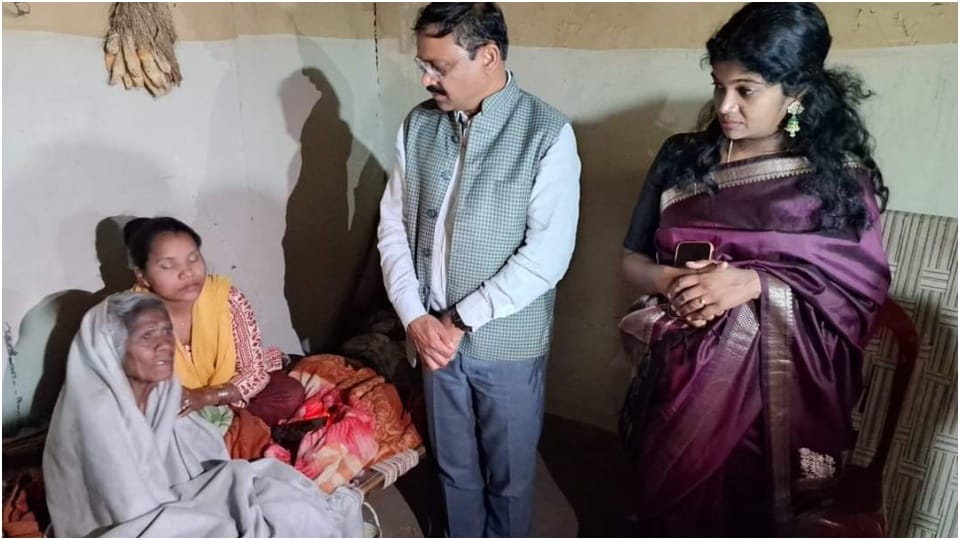 कलेक्टर और एसपी ने की पद्मश्री जोधइया बाई बैगा से मुलाकात।