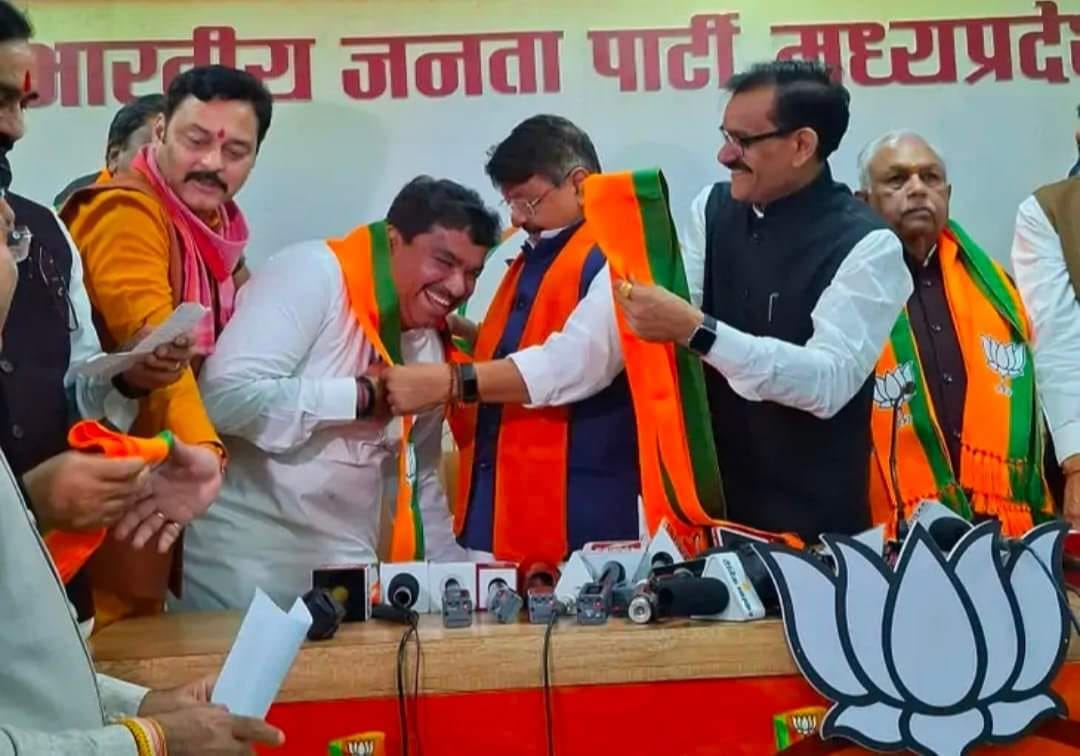 Indore: Vijayvargiya told Shukla - I heard your abuses, now he is taking you to the party.
