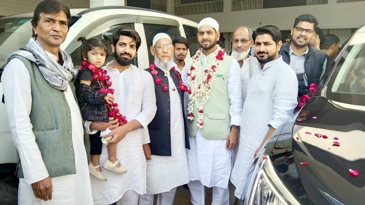 many pilgrims leave for holy Umrah people gather to welcome them