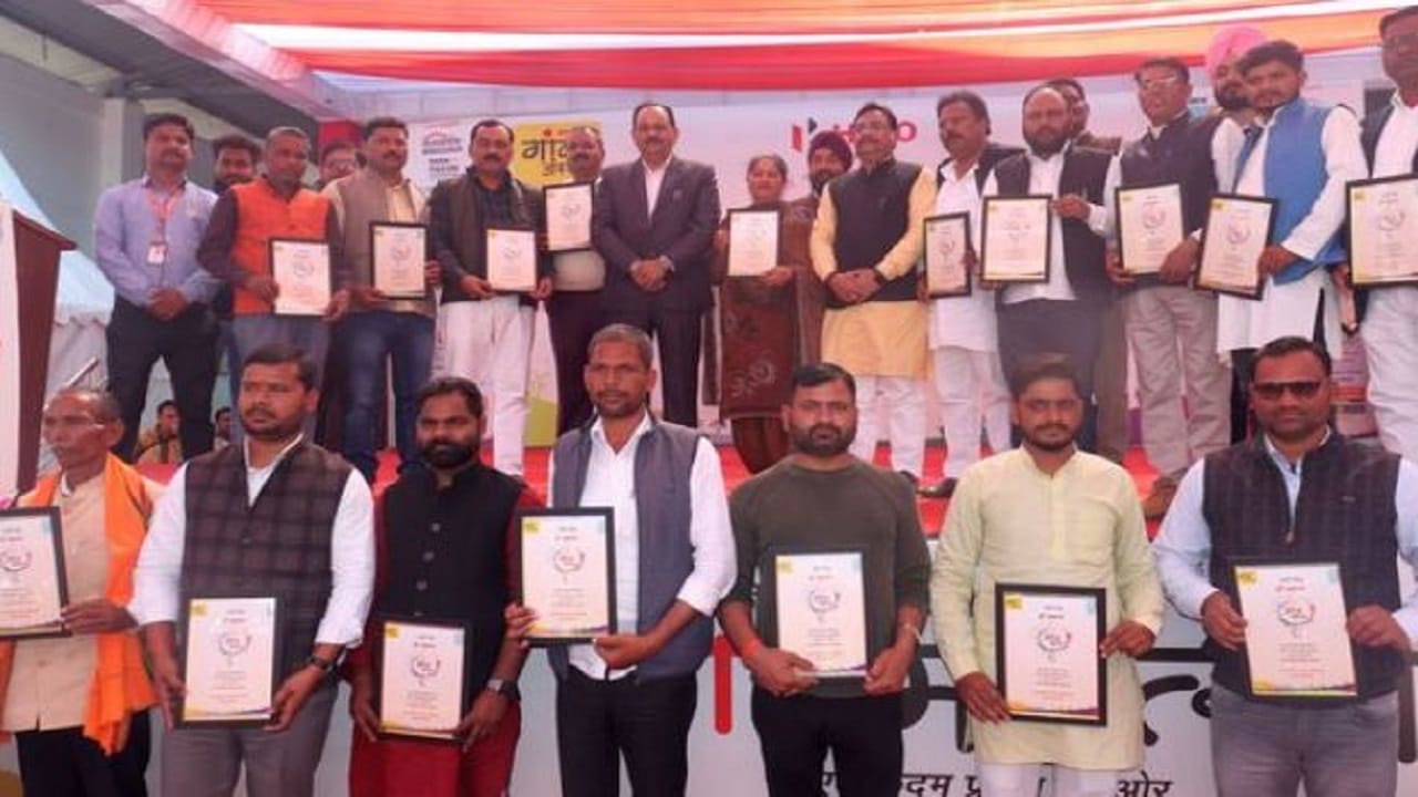 Village heads and farmers honored in Amar Ujala Gaon Mahotsav