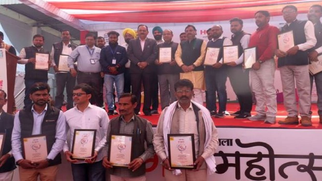 Village heads and farmers honored in Amar Ujala Gaon Mahotsav