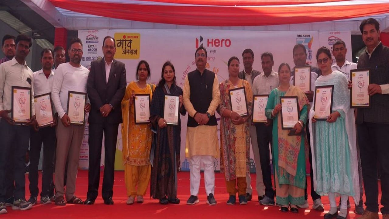 Village heads and farmers honored in Amar Ujala Gaon Mahotsav