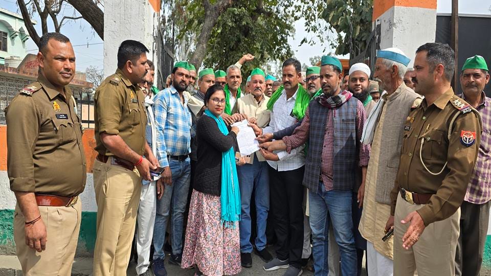 Amroha: Even before stopping the train, police guarded the farmers, placed BKU leaders under house arrest