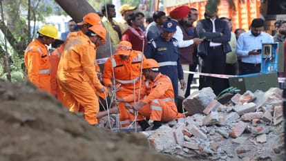 Child Falls Into Borewell at Delhi Jal Board Plant, Keshopur Mandi News in Hindi