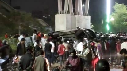 Accident News: पटना के अटल पथ पर भीषण हादसा; SUV भगा रहे युवक के पेट में घुसा रॉड, एक की मौत, तीन गंभीर Bihar News : Accident on atal path patna, devider rod went through the driver chest accident today