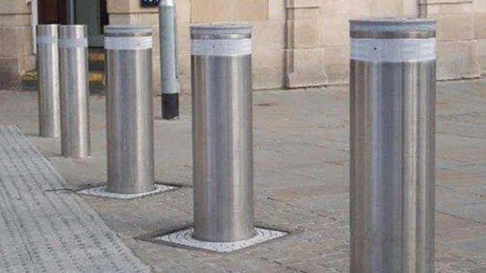 jammu kashmir: 32 bollards were to be installed for the security of Raj Bhavan kept police entangled in testin