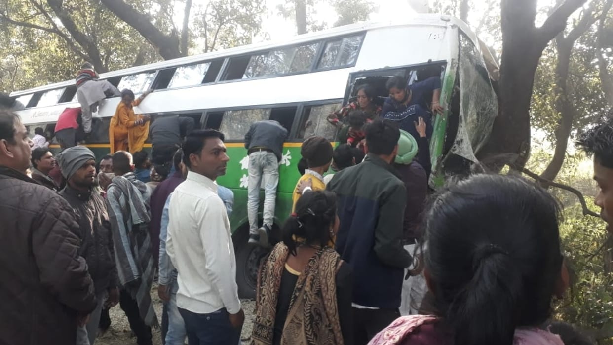 Bus full of passengers collides with tree on bareilly pilibhit highway