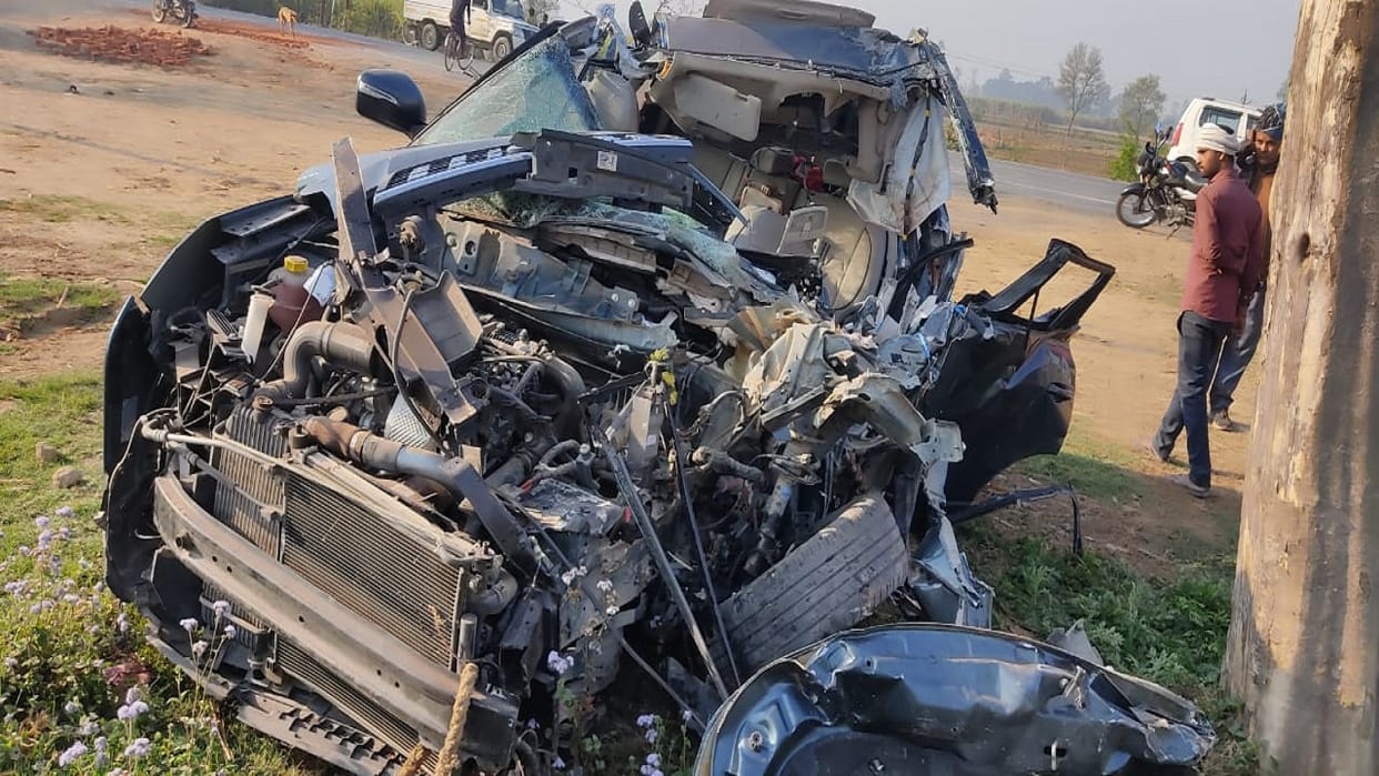 three people died in Two cars clashes on Gola-Khutar Highway