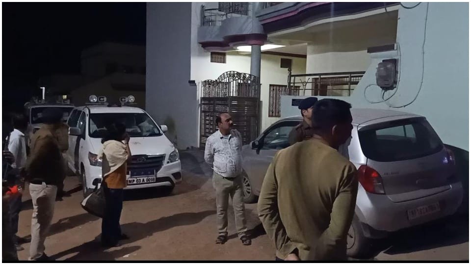 Case of throwing girl down from roof in Shahdol case of attempt to murder registered against the accused