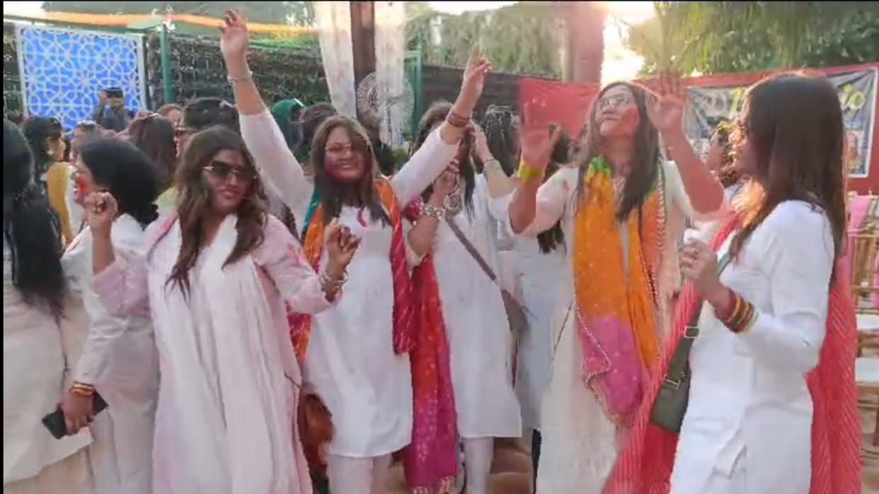 n the Holi Milan ceremony, women played Holi with flowers and danced vigorously on songs.