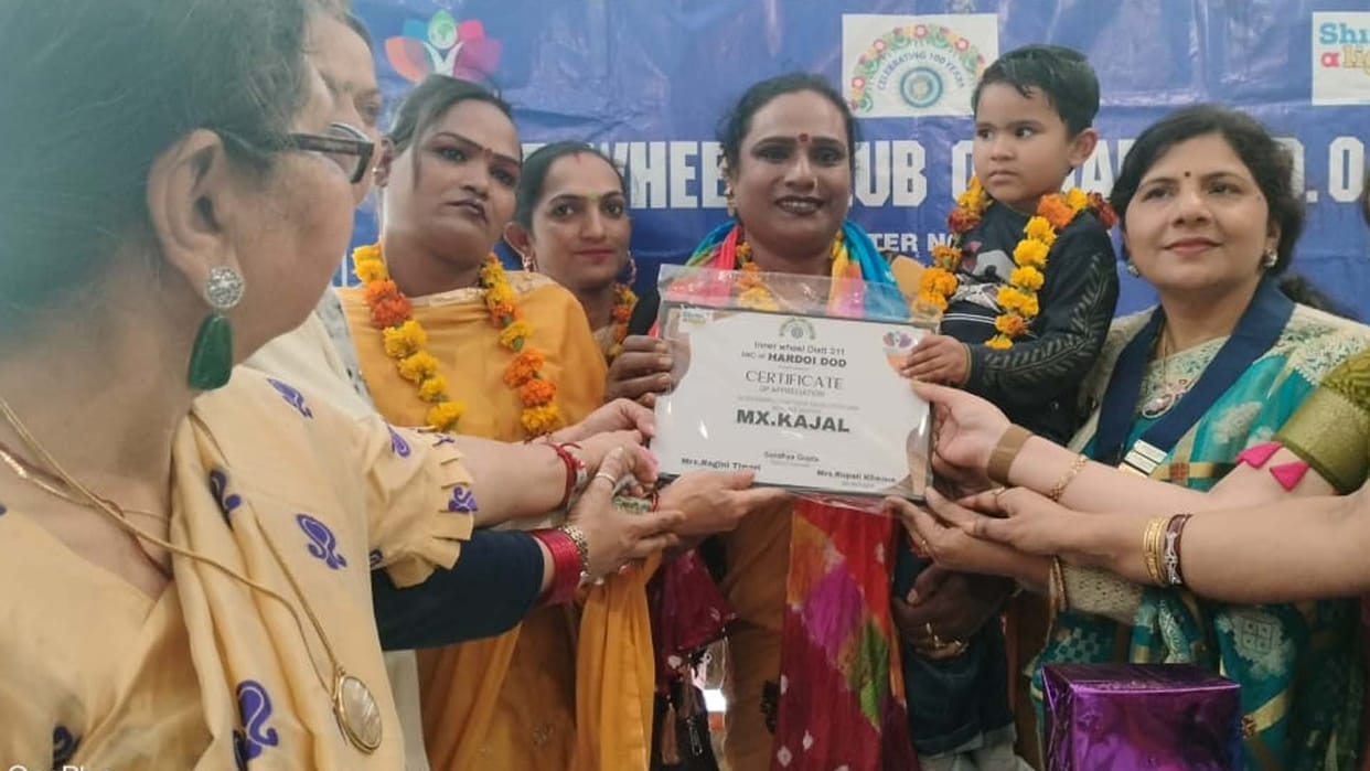 Hardoi: Kinnar came forward to save and educate her daughter, club honored her