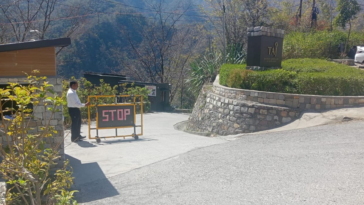 Uttarakhand News Himachal rebel MLA Stay in Rishikesh hotel on second day strict security imposed outside