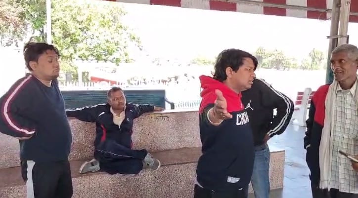 There was a dispute between the vendor and the passengers in the train, there was an altercation over buying a