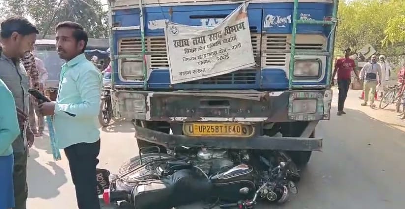Hardoi Accident,Speeding truck hits bike, two youths seriously injured, admitted to hospital