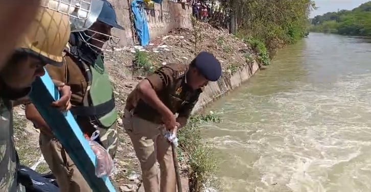 Body of unknown woman found in lower Ganga canal, Police engaged in efforts for identification
