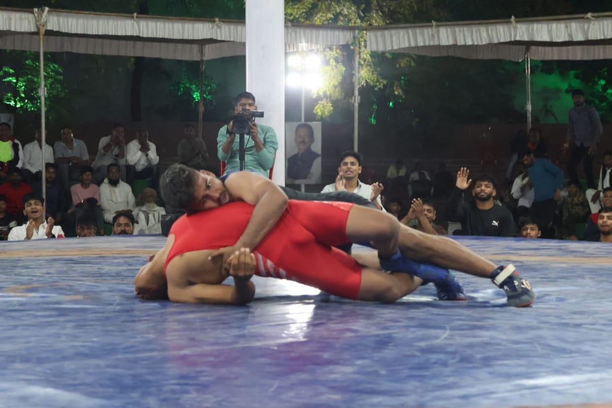 Indore News: Mayor Kesari wrestling competition in Indore - Wrestlers placed bets, stunned the opponent