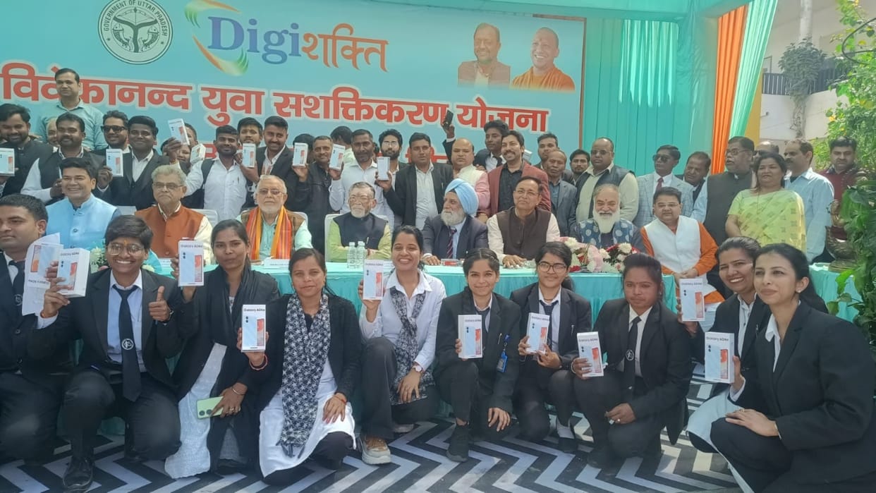 UP Finance Minister Suresh Khanna distributed smartphones to the students in Classic College Bareilly