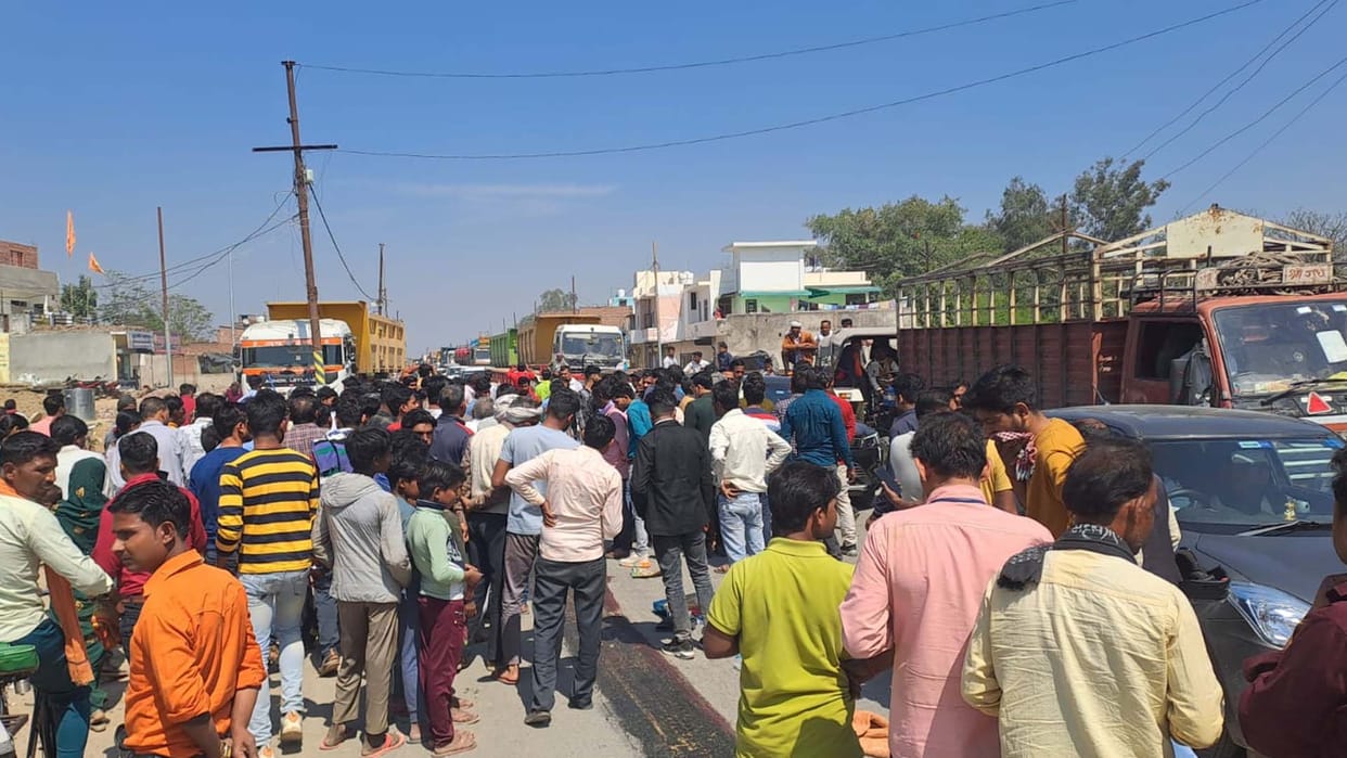 Farrukhabad: Pradhan son died in collision with truck, couple injured