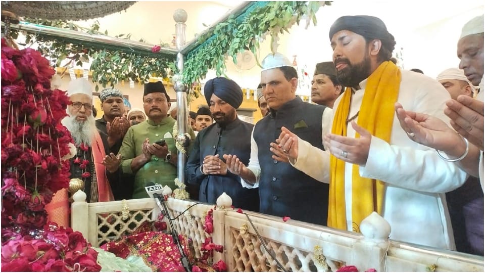 MP Satnam Sandhu offered a chadar at Pirbaba Dargah in Katni
