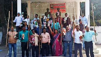 Muzaffarpur News: Parivartankari Shikshak Sangh protested against DEO with sticks and bouquets