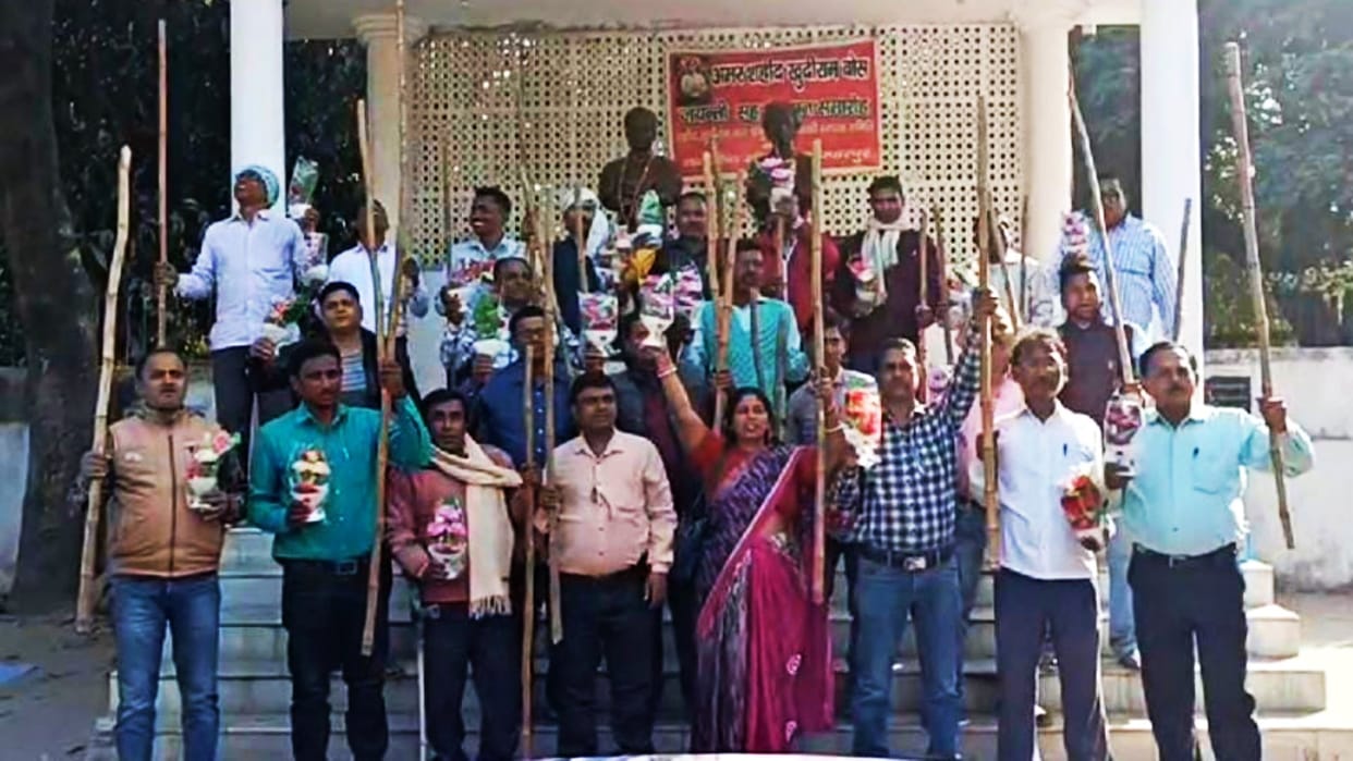 Muzaffarpur News: Parivartankari Shikshak Sangh protested against DEO with sticks and bouquets